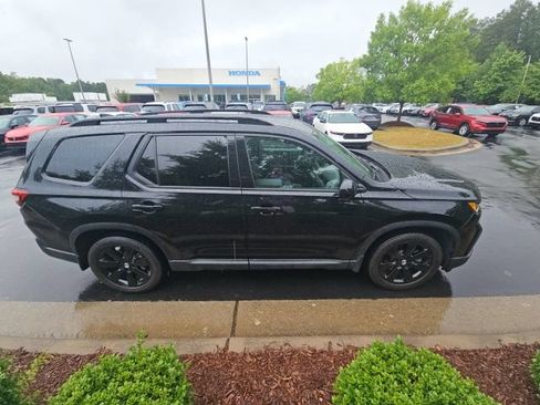 Used 2025 Honda Pilot Black Edition image 10
