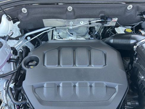 Certified 2025 Volkswagen Atlas Cross Sport SE FWD image 21
