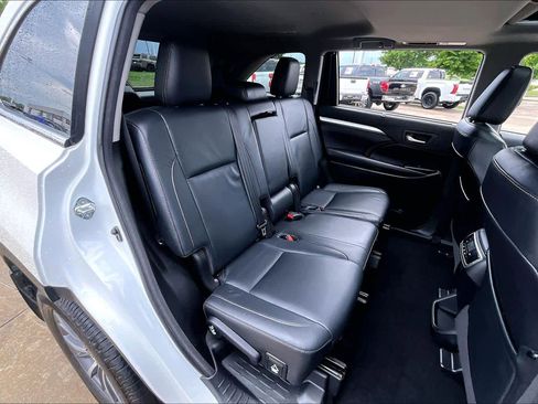 Used 2018 Toyota Highlander XLE FWD image 21