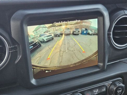 Used 2021 Jeep Wrangler Sahara w/ Safety Group image 17