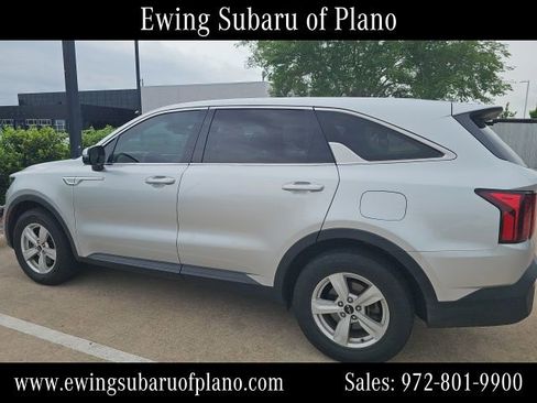 Used 2022 Kia Sorento LX image 3