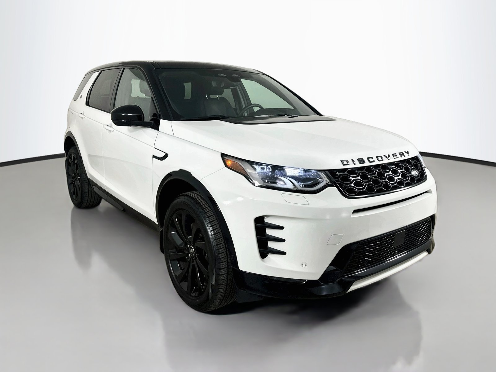 Used 2025 Land Rover Discovery Sport Dynamic SE AWD/4WD image 3