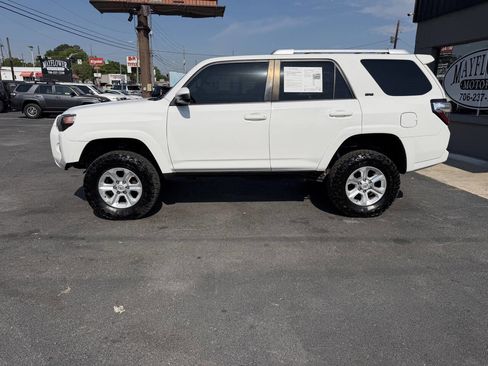 Used 2016 Toyota 4Runner SR5 AWD/4WD image 2