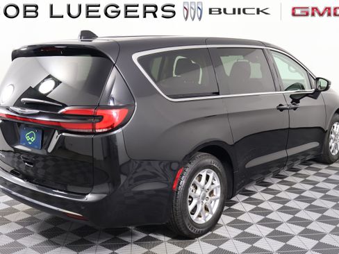 Used 2023 Chrysler Pacifica Touring-L FWD image 5