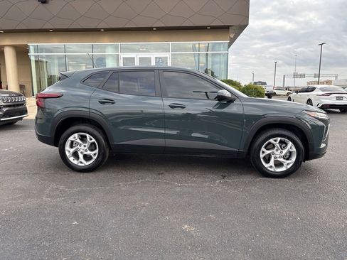 Used 2025 Chevrolet Trax LS w/ LS Convenience Package image 4