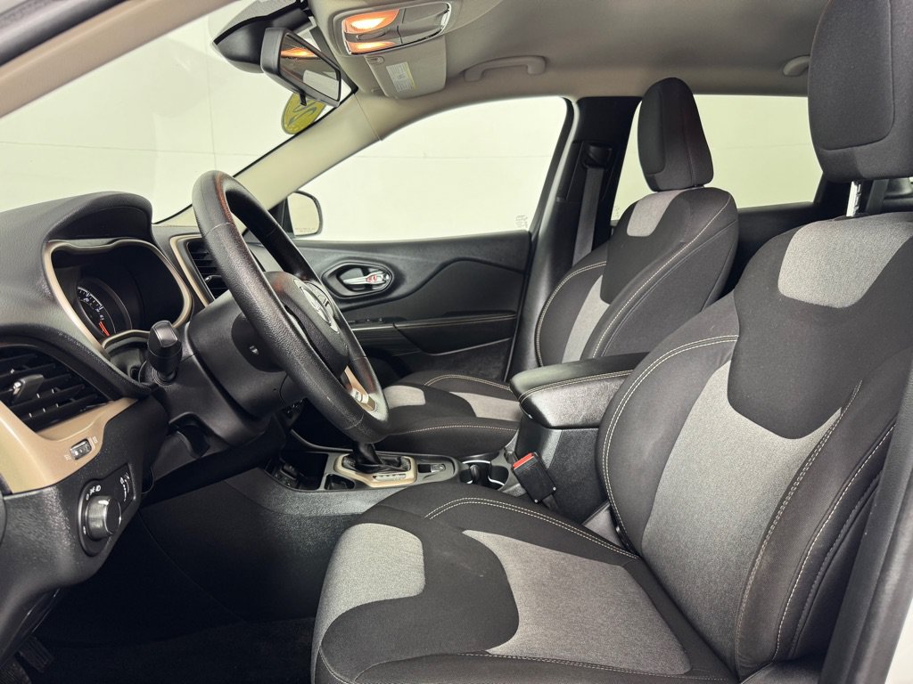 Used 2016 Jeep Cherokee Sport FWD image 12