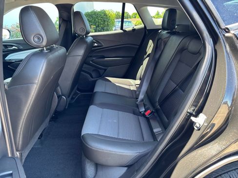 Used 2025 Chevrolet Trax LT FWD image 25
