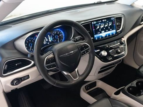 Used 2024 Chrysler Pacifica Touring-L FWD image 3