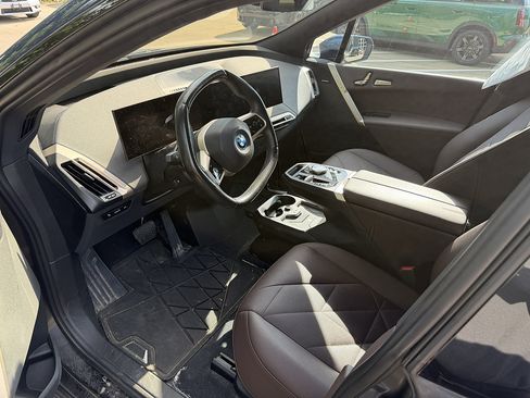 Used 2024 BMW iX xDrive50 w/ Premium Package AWD/4WD image 5