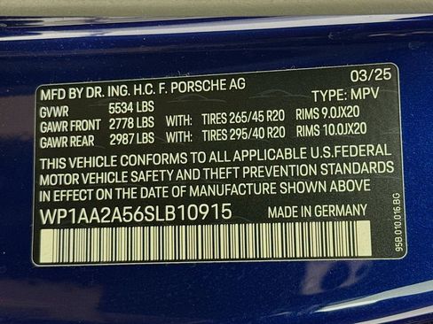 Certified 2025 Porsche Macan AWD/4WD image 37