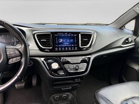 Used 2019 Chrysler Pacifica Touring-L w/ S Appearance Package FWD image 11