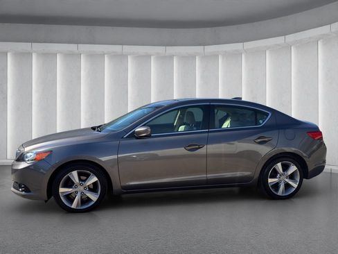 Used 2013 Acura ILX w/ Technology Package image 2