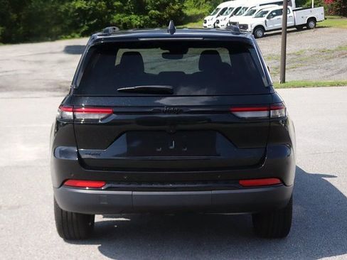 Used 2024 Jeep Grand Cherokee Altitude image 3