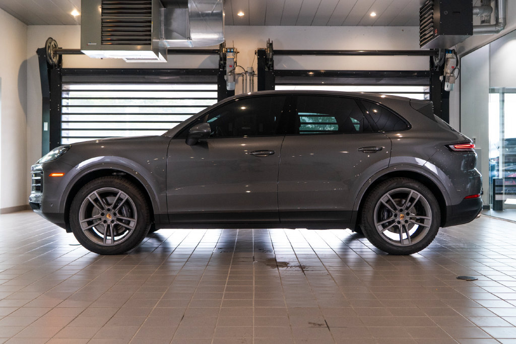 Certified 2025 Porsche Cayenne AWD/4WD image 2