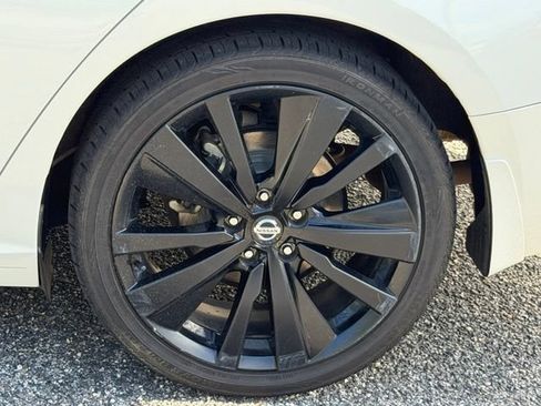 Used 2022 Nissan Altima 2.5 SR w/ Midnight Edition Package FWD image 9