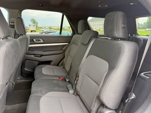 Used 2018 Ford Explorer XLT AWD/4WD image 12