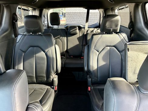 Used 2020 Chrysler Pacifica Touring-L image 25