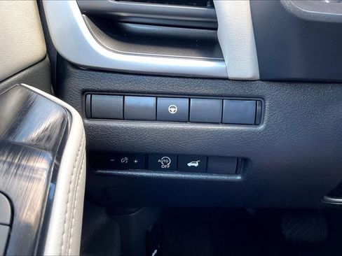 Used 2025 Nissan Rogue SV FWD image 32