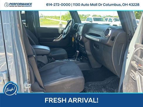 Used 2015 Jeep Wrangler Unlimited Sahara w/ Connectivity Group AWD/4WD image 16