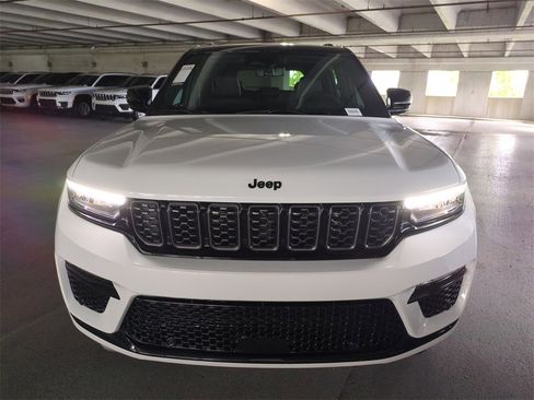 New 2025 Jeep Grand Cherokee Summit image 3