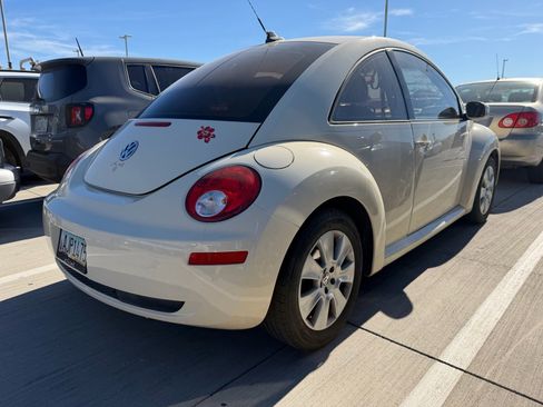 Used 2009 Volkswagen Beetle Coupe image 4