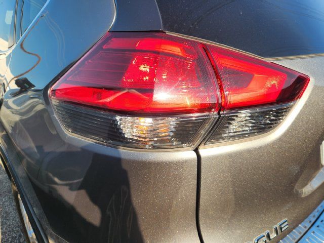 Used 2017 Nissan Rogue SV AWD/4WD image 6