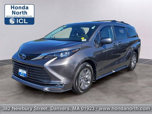 Used 2024 Toyota Sienna XLE image 1