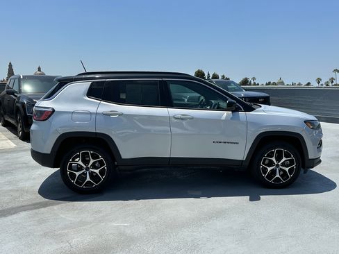 Used 2025 Jeep Compass Limited AWD/4WD image 9