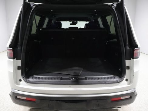 Used 2024 Jeep Wagoneer L Series II w/ Flexible Seating Group AWD/4WD image 19