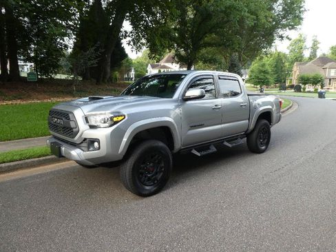 Used 2019 Toyota Tacoma TRD Sport AWD/4WD image 29