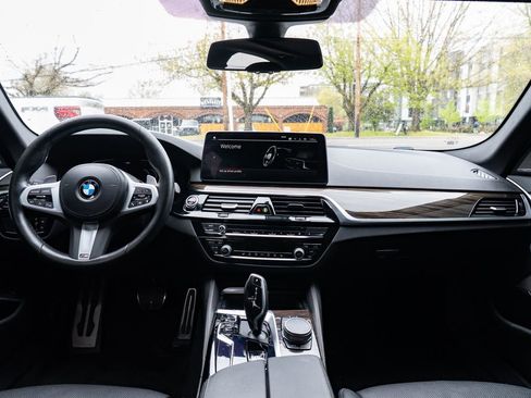 Used 2022 BMW 540i w/ M Sport Package RWD image 9
