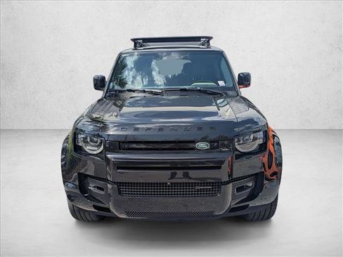 Used 2023 Land Rover Defender 130 X-Dynamic SE image 2