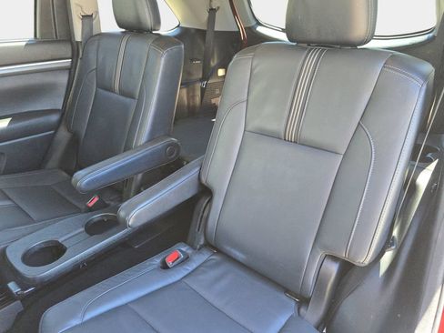Used 2017 Toyota Highlander SE w/ Carpet Mat Package FWD image 18