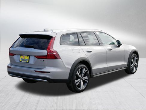 Used 2025 Volvo V60 B5 Cross Country Plus image 7