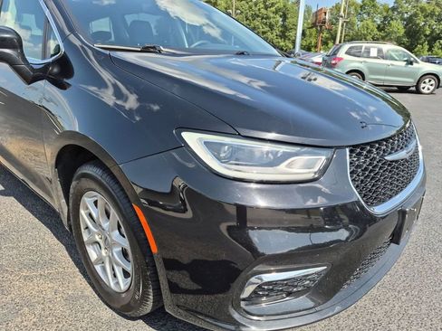Used 2024 Chrysler Pacifica Touring-L FWD image 2