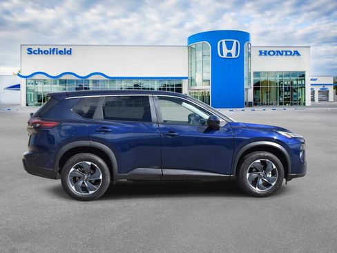 Used 2025 Nissan Rogue SV image 2