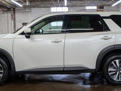 Used 2024 Nissan Pathfinder SL AWD/4WD image 9