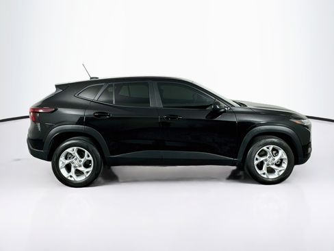 Used 2025 Chevrolet Trax LS w/ LS Convenience Package FWD image 10