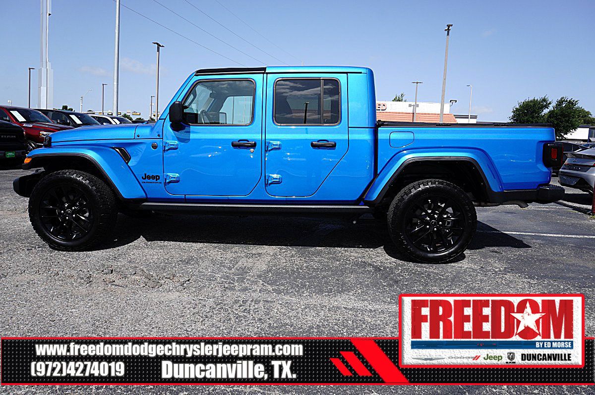 Used 2025 Jeep Gladiator Sport AWD/4WD image 2