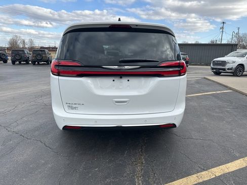 New 2026 Chrysler Pacifica Select image 6