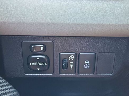 Used 2015 Toyota RAV4 LE FWD image 25