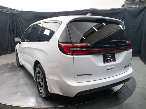 Used 2024 Chrysler Pacifica Limited FWD image 11