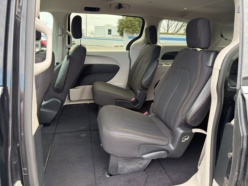 Used 2017 Chrysler Pacifica Touring image 18