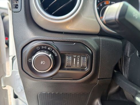 Used 2018 Jeep Wrangler Unlimited Sahara AWD/4WD image 35