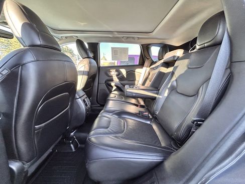 Used 2019 Jeep Cherokee Limited AWD/4WD image 38
