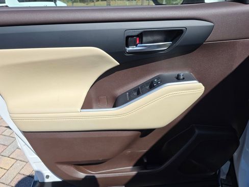 Used 2022 Toyota Highlander XLE image 29