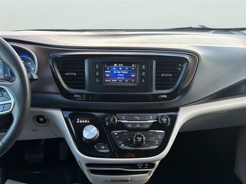 Used 2017 Chrysler Pacifica Touring FWD image 19