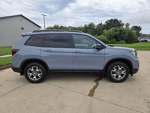 Used 2022 Honda Passport TrailSport image 2