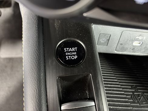 Used 2025 Nissan Kicks SV AWD/4WD image 29