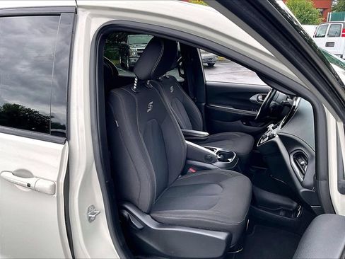 Used 2021 Chrysler Pacifica Touring w/ S Appearance Package FWD image 11